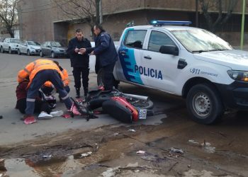 UNA MUJER FUE HOSPITALIZADA AL CHOCAR CON SU MOTO