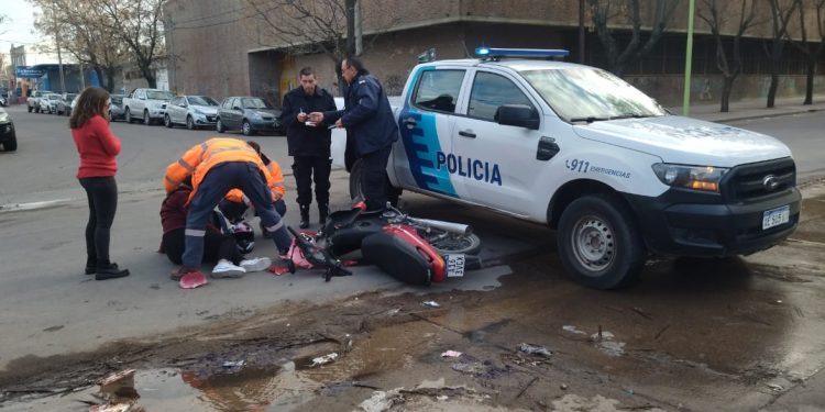 UNA MUJER FUE HOSPITALIZADA AL CHOCAR CON SU MOTO