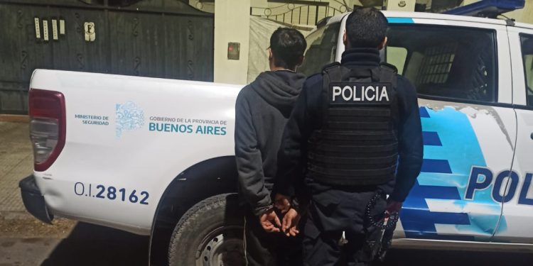 UN JOVEN QUEDÓ DETENIDO TRAS FORCEJEAR CON LA POLICÍA