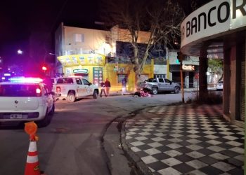 UN MOTOCICLISTA FALLECIÓ AL IMPACTAR CONTRA UN VEHÍCULO ESTACIONADO