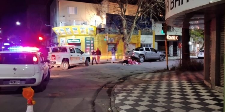 UN MOTOCICLISTA FALLECIÓ AL IMPACTAR CONTRA UN VEHÍCULO ESTACIONADO