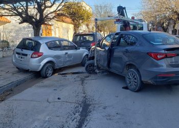 UNA MUJER SE DECUIDÓ Y CHOCÓ A UN AUTO ESTACIONADO