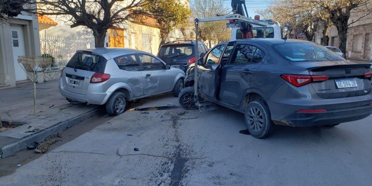 UNA MUJER SE DECUIDÓ Y CHOCÓ A UN AUTO ESTACIONADO