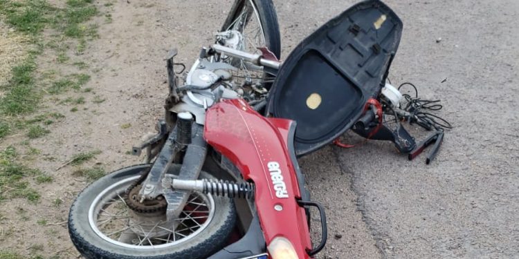 UNA MUJER HOSPITALIZADA EN CÓDIGO ROJO TRAS CHOCAR SU MOTO CONTRA UNA CAMIONETA