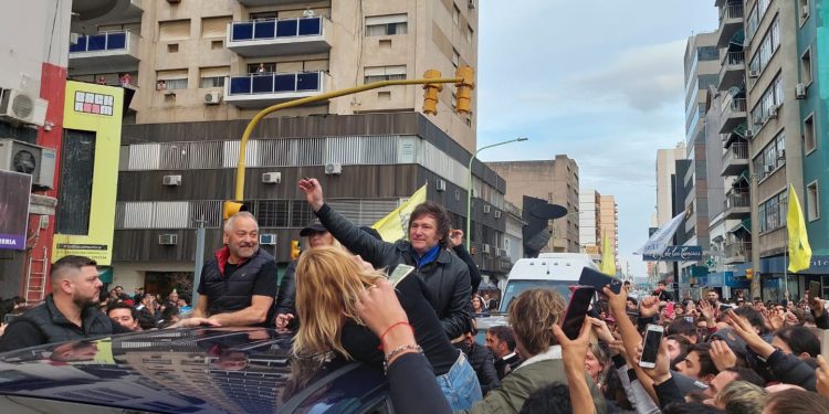 MILEI VISITÓ LA CIUDAD EN UNA CARAVANA POR EL CENTRO