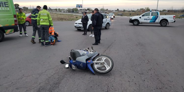 UN MOTOCICLISTA HOSPITALIZADO TRAS IMPACTAR CONTRA UN AUTO