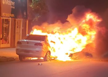 UN AUTO SE PRENDIÓ FUEGO MIENTRAS CIRCULABA