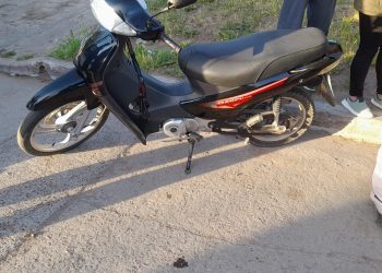 UN AUTO ROZÓ A UNA MOTO Y SE DIO A LA FUGA