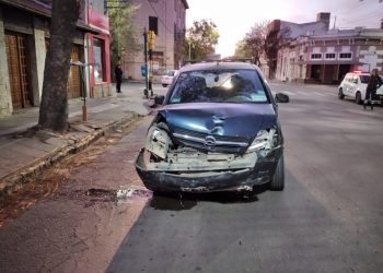TRES AUTOS CHOCARON EN BROWN Y PUEYRREDÓN