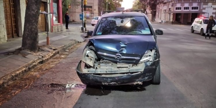 TRES AUTOS CHOCARON EN BROWN Y PUEYRREDÓN