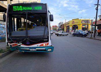 UN COLECTIVO IMPACTÓ CONTRA DOS AUTOS