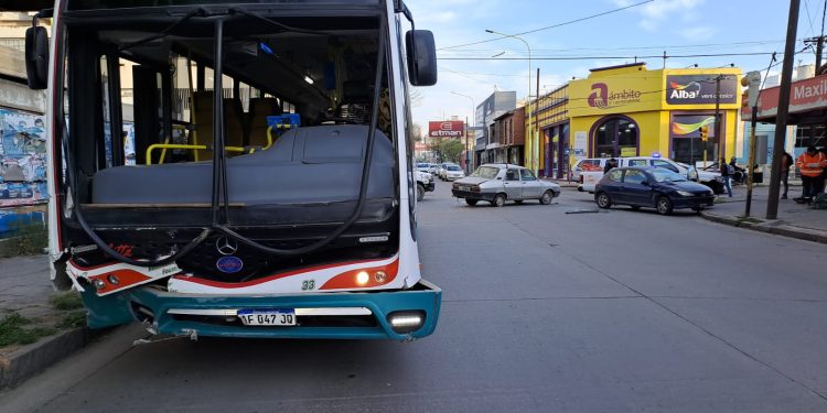 UN COLECTIVO IMPACTÓ CONTRA DOS AUTOS
