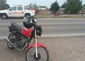 PERDIÓ EL CONTROL DE SU MOTO Y CAYÓ AL ASFALTO