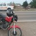 PERDIÓ EL CONTROL DE SU MOTO Y CAYÓ AL ASFALTO