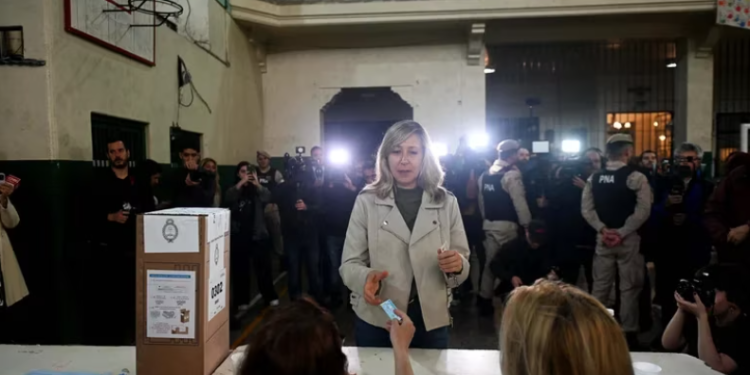 BREGMAN FUE LA PRIMERA CANDIDATA PRESIDENCIAL EN EMITIR SU VOTO