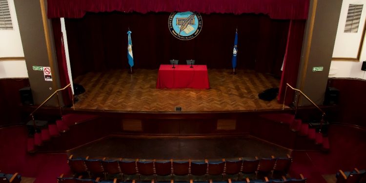 VÉLEZ: «CON ESTE PROYECTO BUSCAMOS QUE SE INSTITUCIONALICE EL DEBATE DE CANDIDATOS A INTENDENTES»