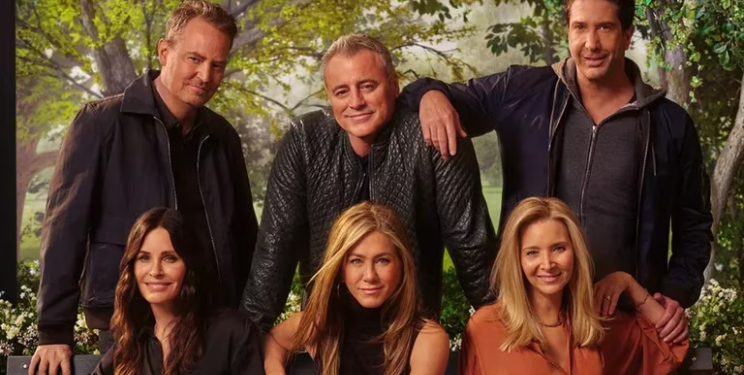 REVELAN QUE EL ELENCO DE FRIENDS ESTÁ DEVASTADO Y ESTARÍA PREPARANDO UN COMUNICADO CONJUNTO POR LA MUERTE DE MATTHEW PERRY