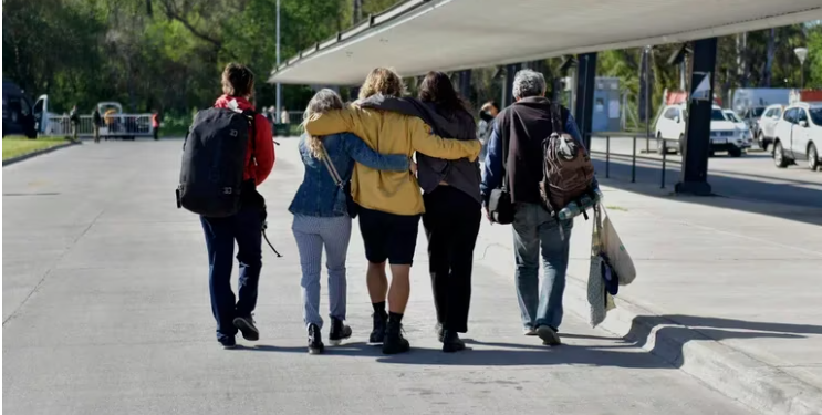 EL PRIMER GRUPO DE 244 ARGENTINOS EVACUADOS DE ISRAEL PARA ESCAPAR DEL HORROR DE HAMAS ARRIBÓ AL PAÍS