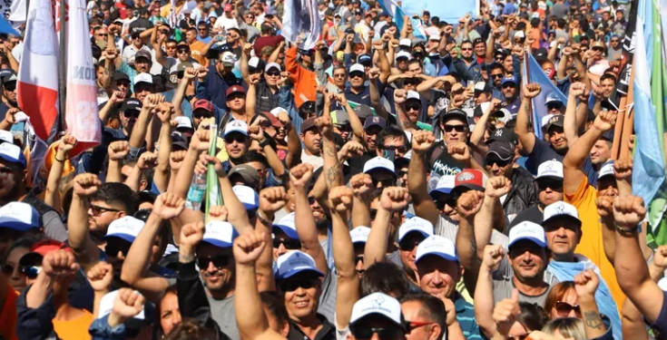 EN MEDIO DEL FALTANTE DE COMBUSTIBLES, GREMIALISTAS PETROLEROS AMENAZARON CON UN PARO EN APOYO AL GOBIERNO