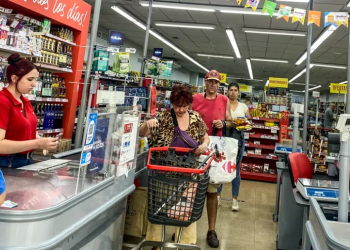 LA CANASTA BÁSICA AUMENTÓ 12,2% Y UNA FAMILIA TIPO NECESITA GANAR $319.000 PARA NO SER POBRE