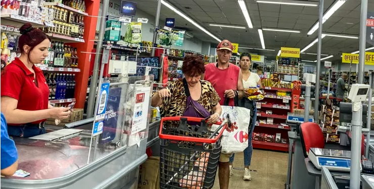 LA CANASTA BÁSICA AUMENTÓ 12,2% Y UNA FAMILIA TIPO NECESITA GANAR $319.000 PARA NO SER POBRE