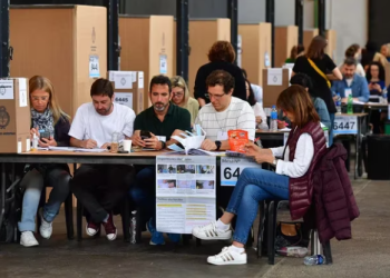 A DOS HORAS DE TERMINADA LA VOTACIÓN, SE ESCRUTÓ EL 35% DE LAS MESAS