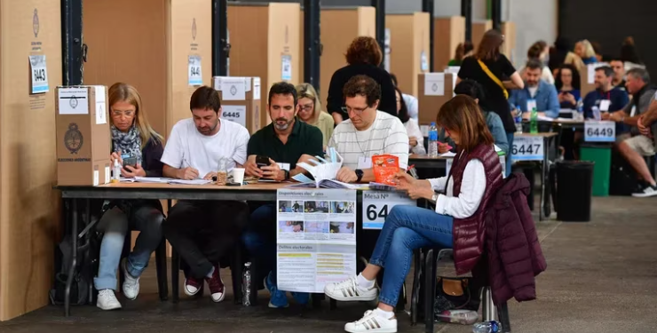 A DOS HORAS DE TERMINADA LA VOTACIÓN, SE ESCRUTÓ EL 35% DE LAS MESAS