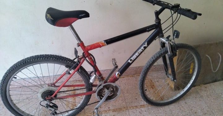 ROMPIÓ UNA SEÑAL DE TRÁNSITO PARA ROBARSE UNA MOTO