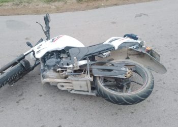 UN HOMBRE PERDIÓ EL CONTROL DE SU MOTO Y CAYÓ EN INDIADA AL 3700