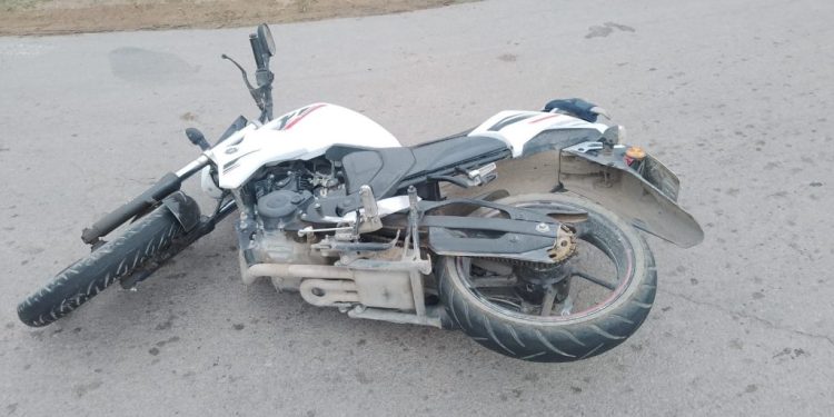 UN HOMBRE PERDIÓ EL CONTROL DE SU MOTO Y CAYÓ EN INDIADA AL 3700
