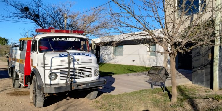 MUCHO HUMO EN UNA VIVIENDA DE LUCAS ABAD AL 3900