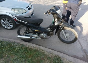 UNA MOTO COLISIONÓ CON UN AUTO EN NEUQUÉN Y SANTA FE