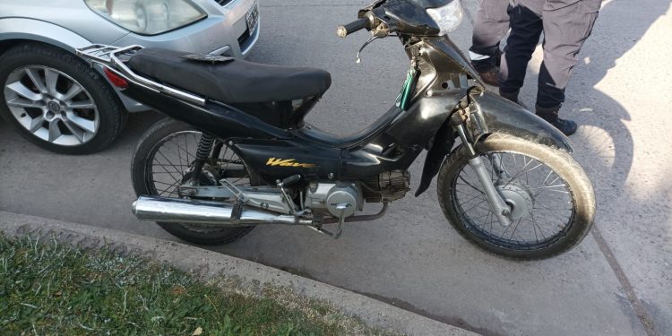 UNA MOTO COLISIONÓ CON UN AUTO EN NEUQUÉN Y SANTA FE