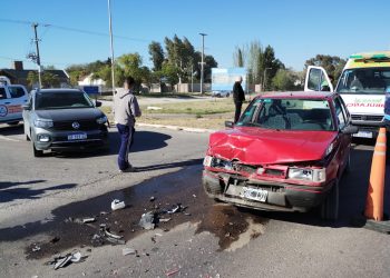 DOS AUTOS COLISIONARON EN LA EX SESQUICENTENARIO Y AV. ALEM