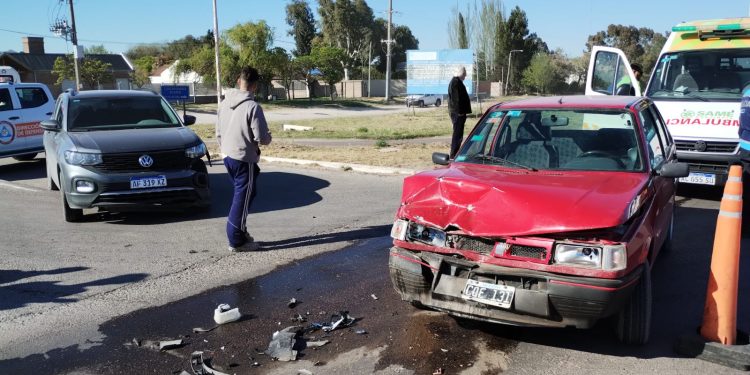 DOS AUTOS COLISIONARON EN LA EX SESQUICENTENARIO Y AV. ALEM