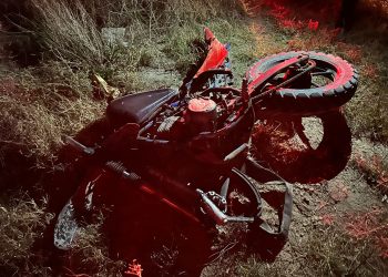 LLEVABA A TIRO OTRA MOTO Y TERMINÓ CHOCANDO CONTRA UNA CAMIONETA