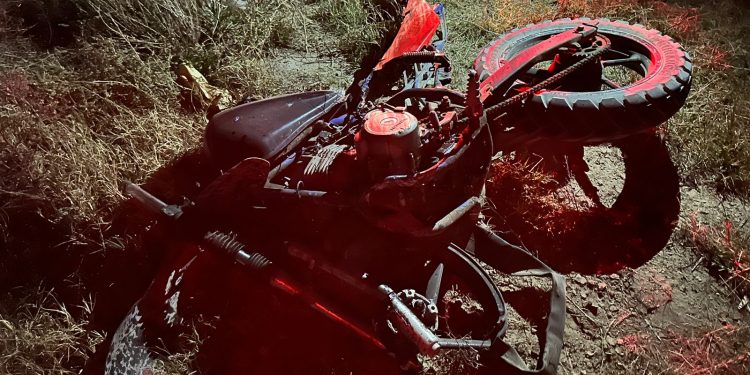 LLEVABA A TIRO OTRA MOTO Y TERMINÓ CHOCANDO CONTRA UNA CAMIONETA