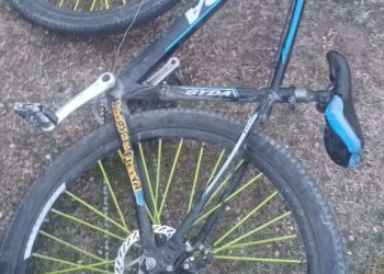 UNA JOVEN CAYÓ DE SU BICI CUANDO SE ENREDÓ CON UN CABLE
