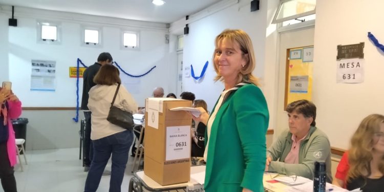 VOTÓ GONARD: «ESTOY MUY CONTENTA POR EJERCER 40 AÑOS DE DEMOCRACIA»