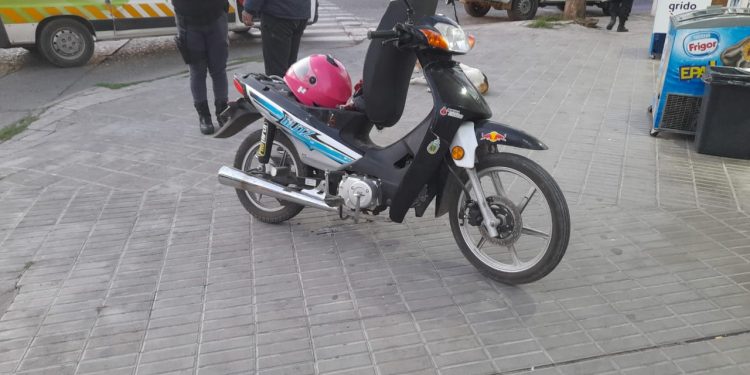 PERDIÓ EL CONTROL DE SU MOTO Y TERMINARON CAYENDO AL ASFALTO