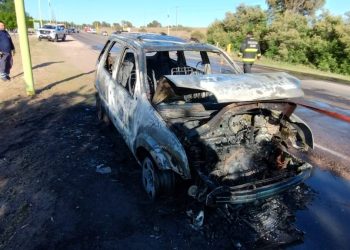 PÉRDIDAS TOTALES EN EL INCENDIO DE UNA CAMIONETA