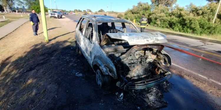 PÉRDIDAS TOTALES EN EL INCENDIO DE UNA CAMIONETA