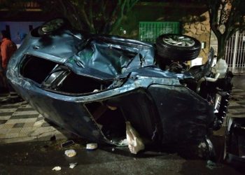 UN AUTO VOLCÓ Y UNA CAMIONETA TERMINÓ CONTRA UN PAREDÓN