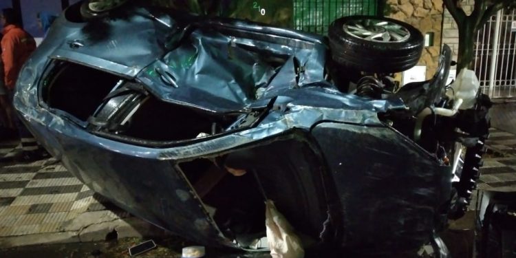 UN AUTO VOLCÓ Y UNA CAMIONETA TERMINÓ CONTRA UN PAREDÓN