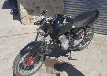 UN CHICO DE 15 AÑOS QUEDÓ INCONSCIENTE AL CHOCAR CON SU MOTO
