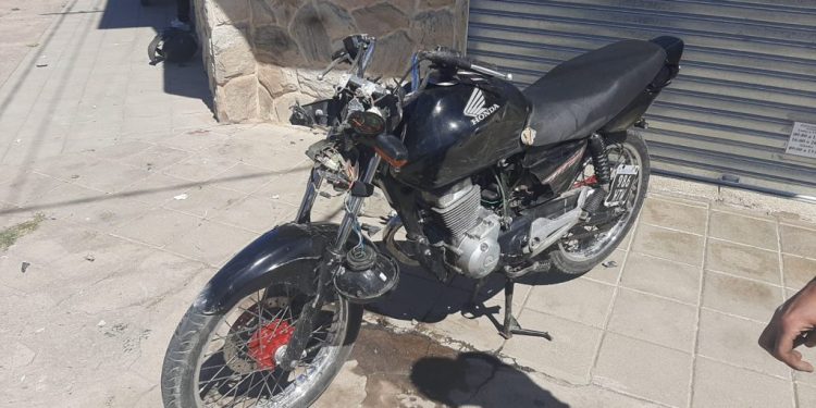 UN CHICO DE 15 AÑOS QUEDÓ INCONSCIENTE AL CHOCAR CON SU MOTO