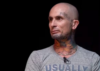 EL CONMOVEDOR GESTO DEL CANTANTE DE KE PERSONAJES CON UN MÚSICA CALLEJERO AL QUE LE HABÍAN ROBADO LA GUITARRA