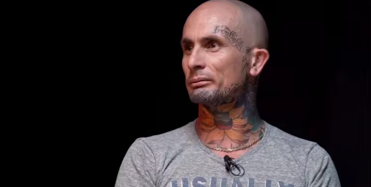 EL CONMOVEDOR GESTO DEL CANTANTE DE KE PERSONAJES CON UN MÚSICA CALLEJERO AL QUE LE HABÍAN ROBADO LA GUITARRA