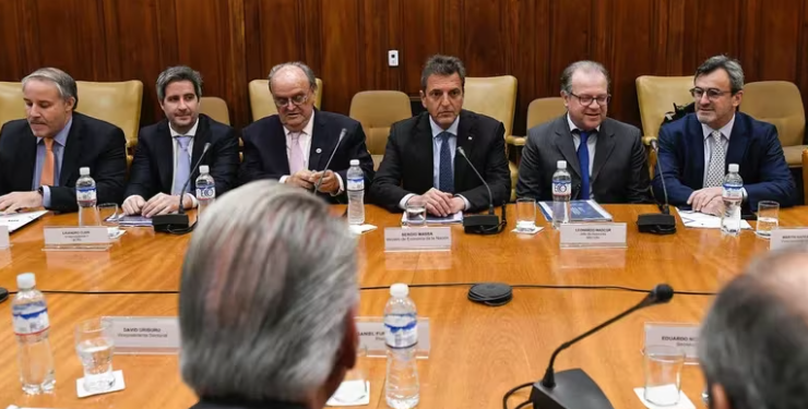 SE AGRAVA LA FALTA DE DÓLARES PARA LA PRODUCCIÓN Y SE ALEJA LA POSIBILIDAD DE UN ACUERDO TRAS EL BALOTAJE