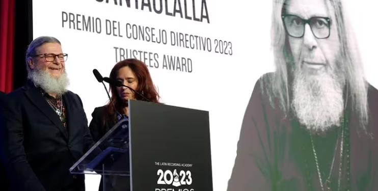 GUSTAVO SANTAOLALLA FUE PREMIADO EN UNA GALA ESPECIAL DE LOS LATIN GRAMMY 2023